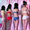 女性の下着を次々と……中国で「片手ブラホック外し競争」開催、ギネス記録を目指す!?