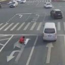 渋滞イヤだ！　駐車スペースがない！　ペンキを片手に「道路標示」を勝手に描き足す人々