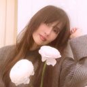 工藤静香、「飾らない美しさ…」ラナンキュラスの花と重ねた自撮り写真を披露するも猛ツッコミ