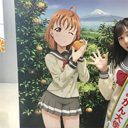 『ラブライブ！』みかんPRポスターの不自然なスカートに批判、またも公共の女性キャラが問題に